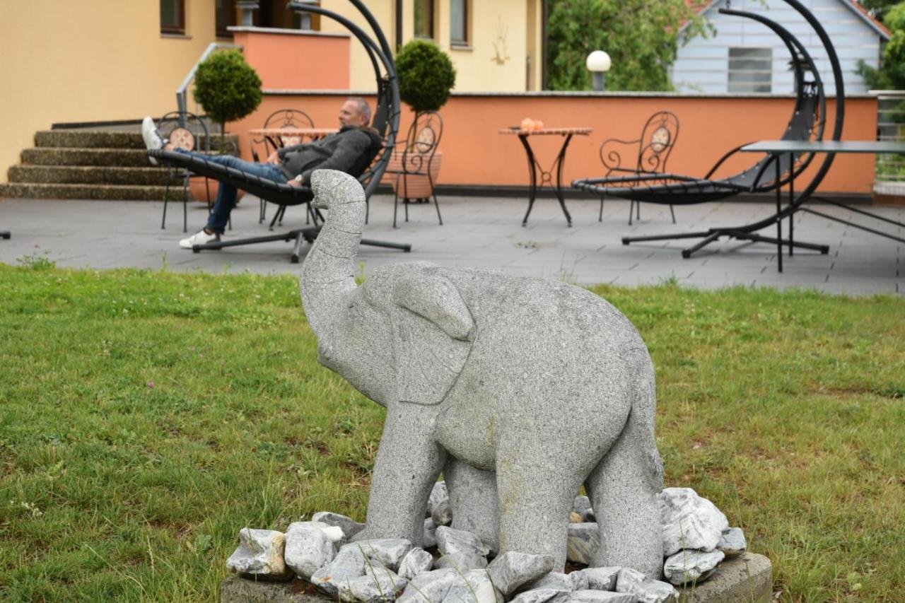 Wohlfuehlhotel Sonnengarten ユーバーリンゲン エクステリア 写真